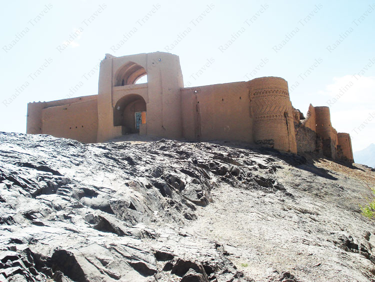 ورودی قلعه خورمیز مهریز