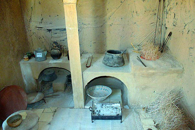 ظروف قدیمی در موزه مردم شناسی بهاباد