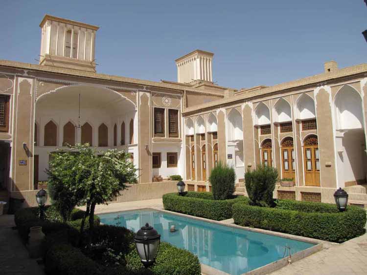 حیاط خانه کلاهدوزها یزد (موزه آب)