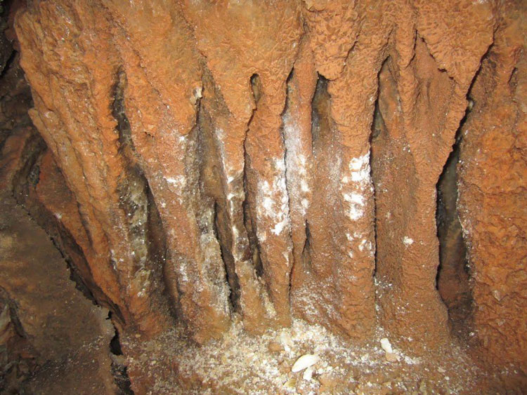 ستون های سنگی غار نباتی ندوشن یزد