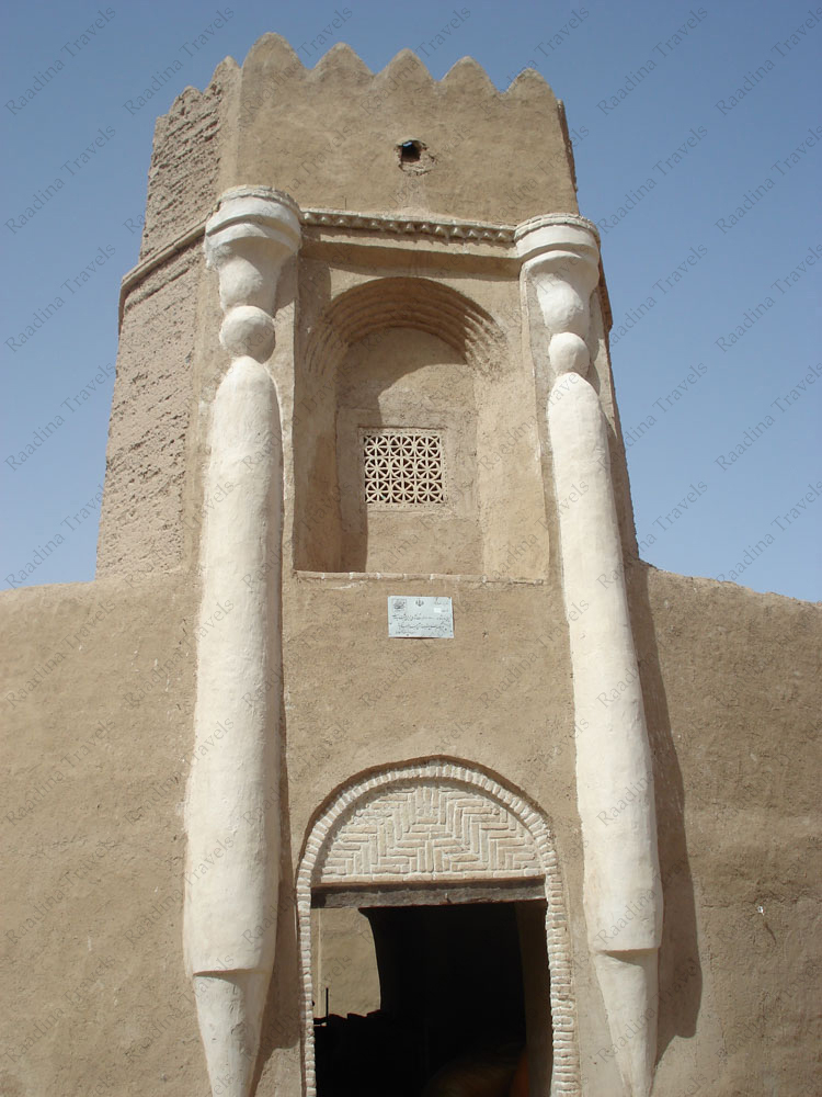 ورودی قلعه باقر آباد