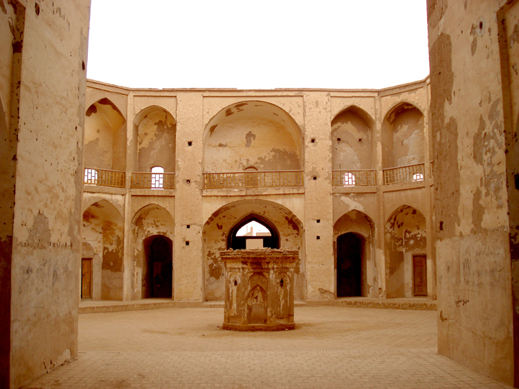صحن مجموعه سلطان بندرآباد 