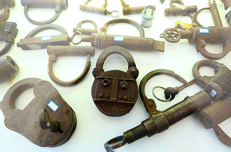 انواع قفل در موزه سکه و مردم شناسی حیدرزاده یزد