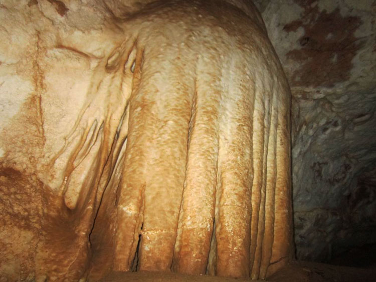 غار سیخوران مهریز