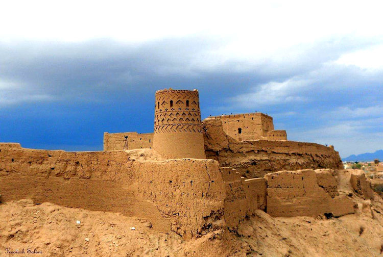 حصار و برج خشتی نارین قلعه