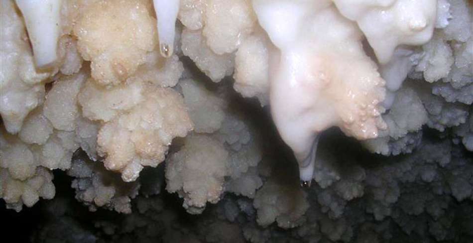 غار سیخوران مهریز